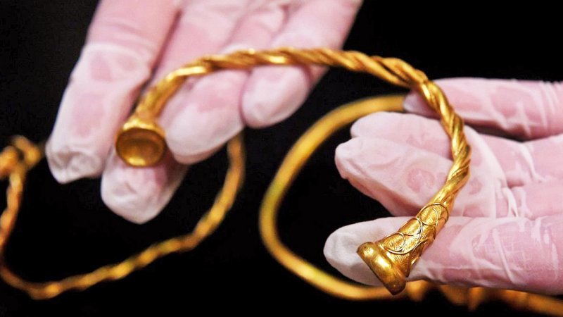 کارگر شرکت آب دو طوق طلای ۲۵۰۰ ساله کشف کرد + تصاویر