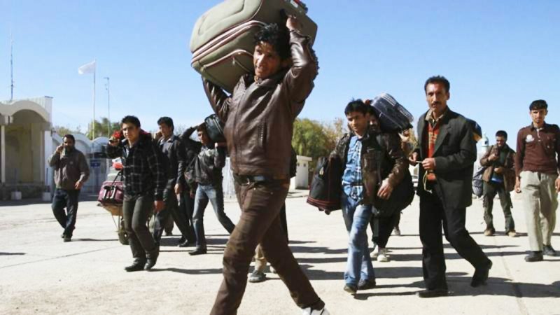 فیلمی تکان دهنده از فرار پرتعداد مهاجرین غیرقانونی افغان در عوارضی کاشان! + فیلم