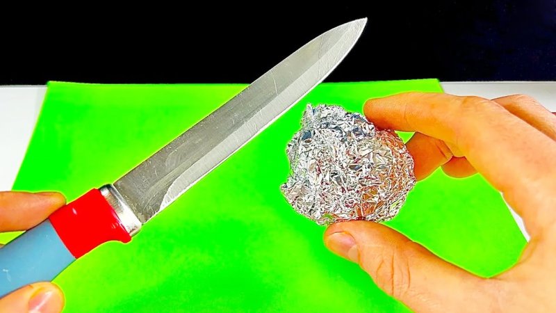 ترفندی ناب برای تیز کردن چاقو به کمک فویل آلومینیومی + فیلم