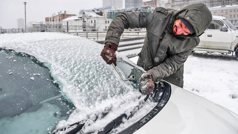 استفاده از آب جوش روی شیشه یخ زده خودرو ممنوع + روش پاک کردن شیشه یخ زده(فیلم)