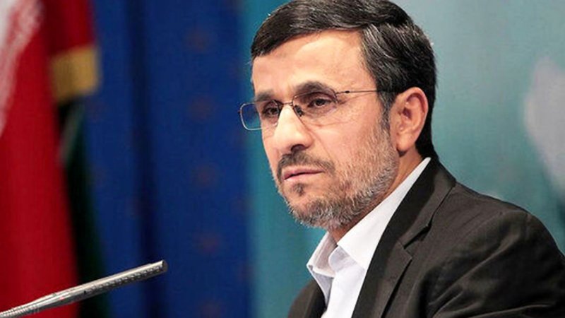 عکس یادگاری احمدی نژاد با یک زن بی حجاب+ تصویر