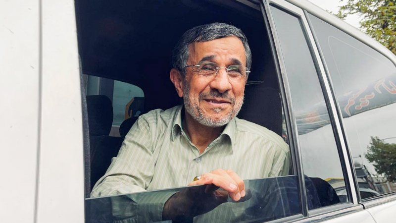 خوابِ عمیق احمدی‌نژاد در هواپیما سوژه شد+ عکس