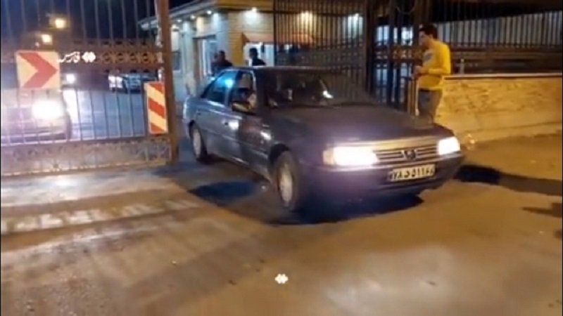 لحظه خروج متهم از خانه مهرجویی بعد از بازسازی صحنه قتل + فیلم