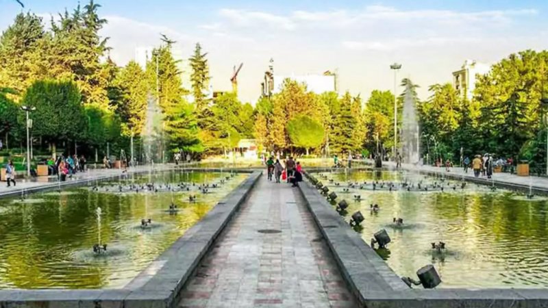 این بنر عجیب در پارک پردیسان تهران مردم را عصبانی کرد+ عکس