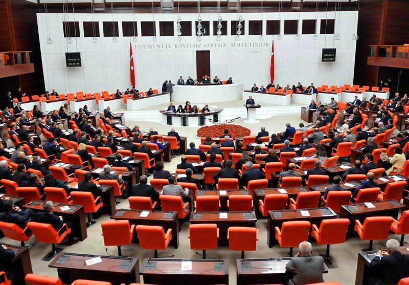لحظه سکته نمایندۀ مجلس ترکیه هنگام سخنرانی در مجلس