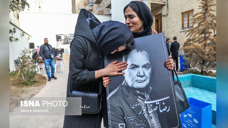 تصویری تکان دهنده از دختر رضا صفایی‌پور؛ به آغوش کشیدن تابوت پدر+ عکس
