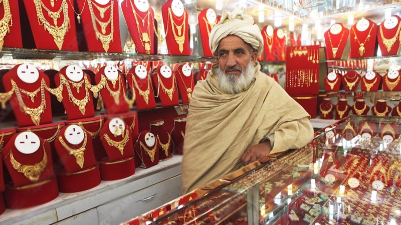 ویدیویی عجیب از امنیت طلا فروشی‌ها در افغانستان+ فیلم