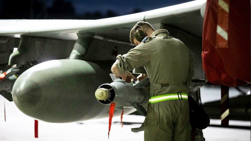 تصاویری از آماده‌سازی جنگنده‌های انگلیس برای حمله به یمن