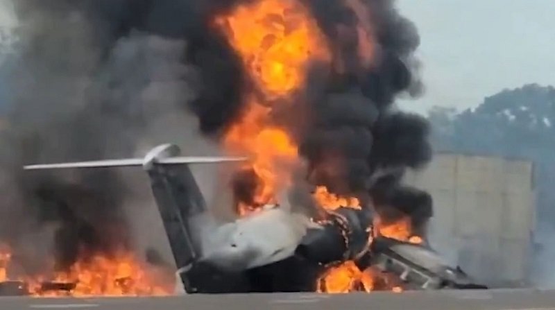 سقوط وحشتناک هواپیمای سبک در بزرگراه با ۲ کشته + فیلم