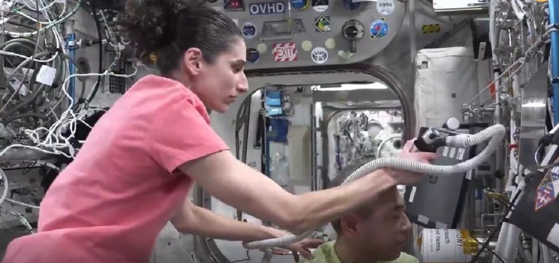 یاسمن مقبلی در ایستگاه فضایی سلمانی راه انداخت! + فیلم
