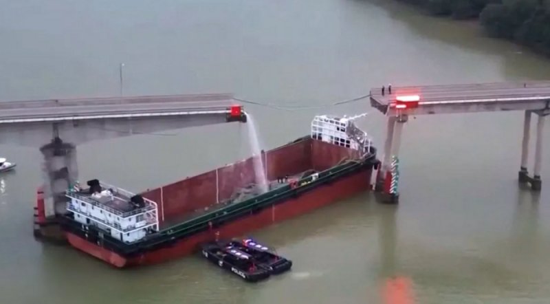 لحظه  برخورد هولناک کشتی غول‌پیکر به یک پل در چین 