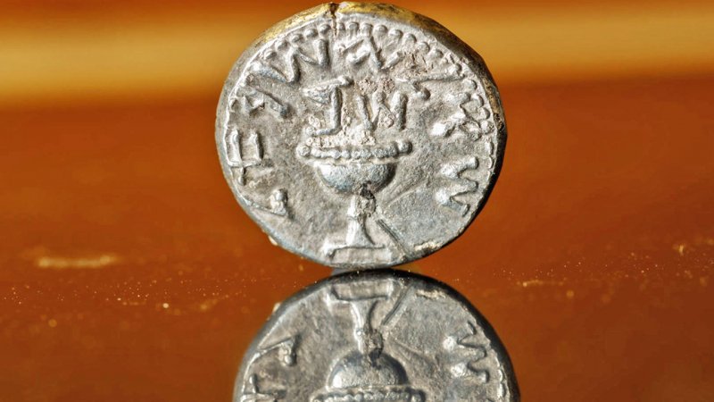 ۷ سکه تاریخی نقره دوران ساسانی در اراک کشف شد+ تصویر