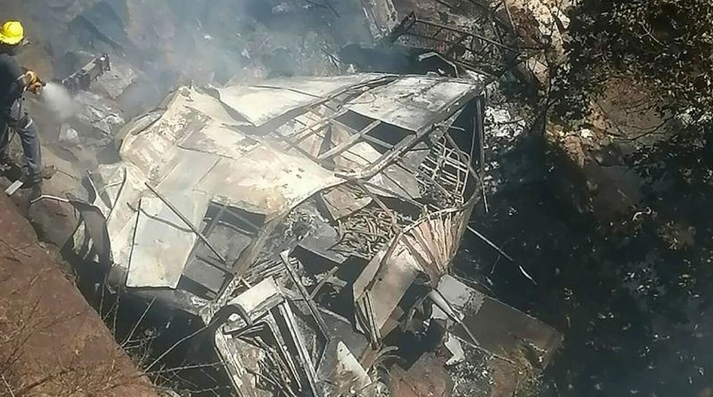 سقوط یک اتوبوس به دره با ۴۵ کشته + عکس
