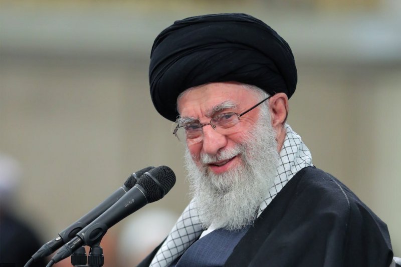 شوخی رهبر انقلاب با دانشجویی که درخواست هدیه‌های متعدد داشت + فیلم