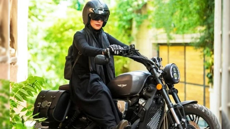 تک چرخ زدن یک زن محجبه با موتور؛ مهارت جالب در موتورسواری+ فیلم