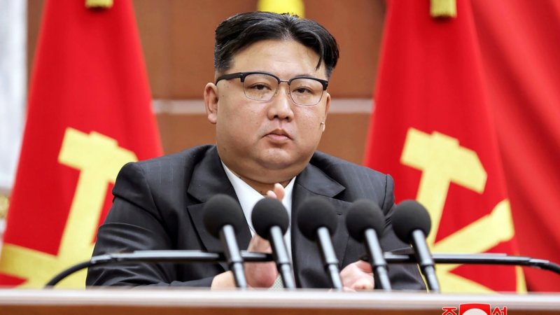 شلوار عجیب رهبر کره‌شمالی سوژه رسانه‌ها شد! +عکس