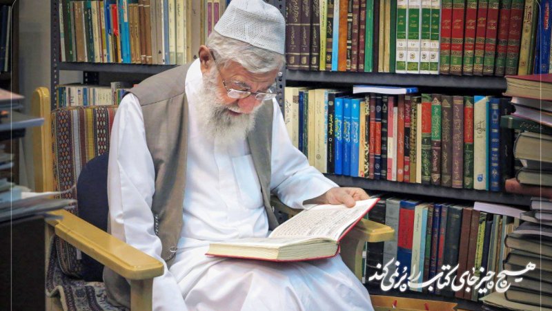 چه کتاب هایی در کتابخانه شخصی رهبر انقلاب وجود دارد؟ +عکس