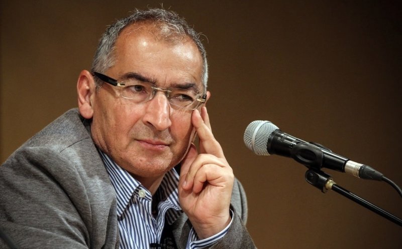 صادق زیبا کلام وارد زندان شد