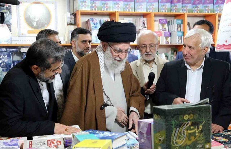 تذکر رهبر انقلاب به مسئولان حوزه کتاب در جریان بازدید از نمایشگاه + فیلم