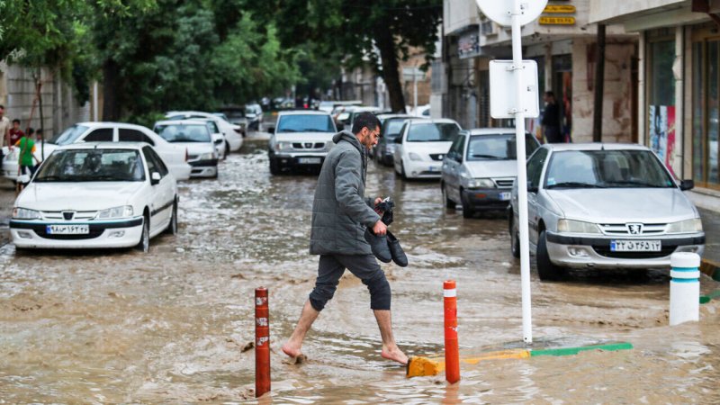 ویدیوی پربازدید از اقدام یک معلم جوان در سیل مشهد+ فیلم