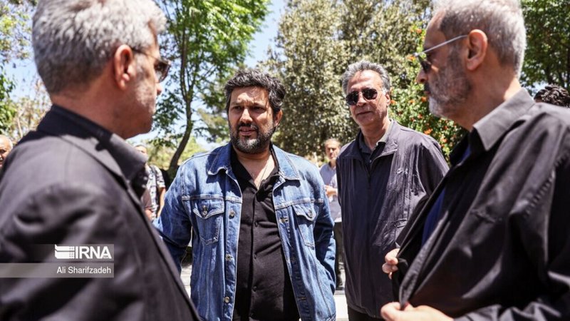 درگیری حامد بهداد با یک هوادار به خاطر درخواست برای گرفتن سلفی در مراسم خاکسپاری+ فیلم