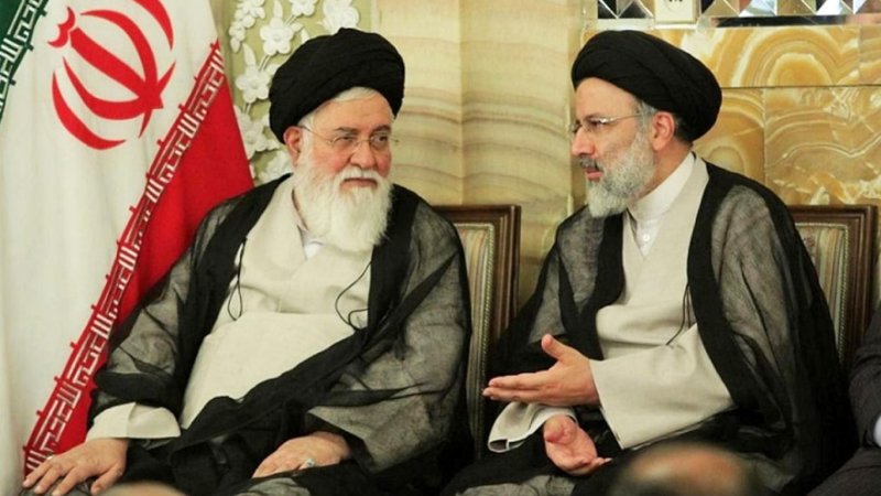 گریه های بی امان علم الهدی در زمان نماز خواندن بر پیکر رئیسی+عکس