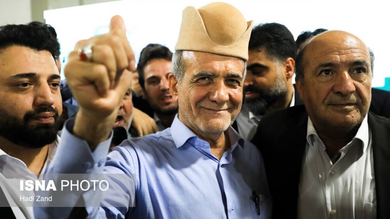 تصویری از پزشکیان و خانواده اش در کنار سید محمد خاتمی+عکس