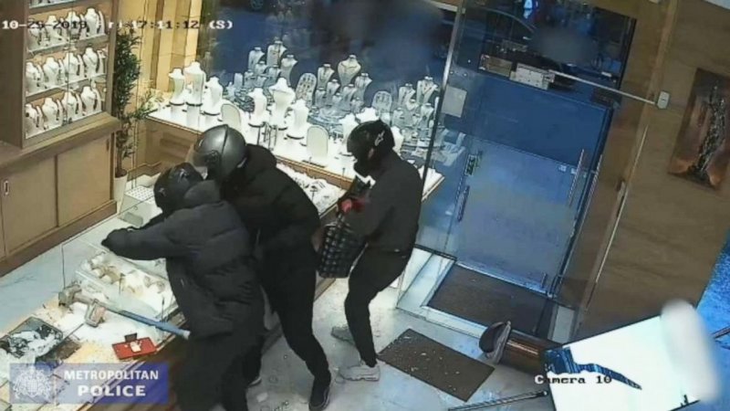 دزدی گروهی از جواهرفروشی جنجالی شد+ فیلم