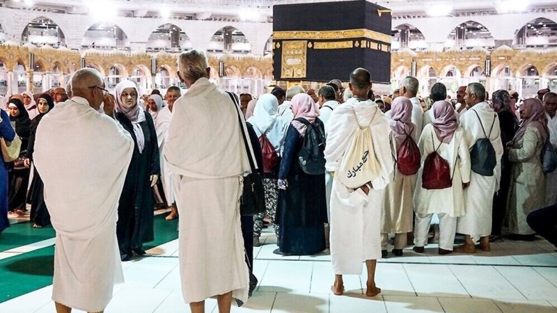اقدام تحسین‌برانگیز یک زائر خانه خدا برای همسرش در مراسم حج امسال+ عکس