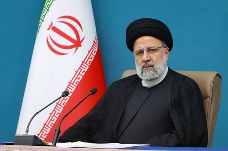 عکسی از آخرین حضور  ابراهیم رئیسی در پای صندوق رای