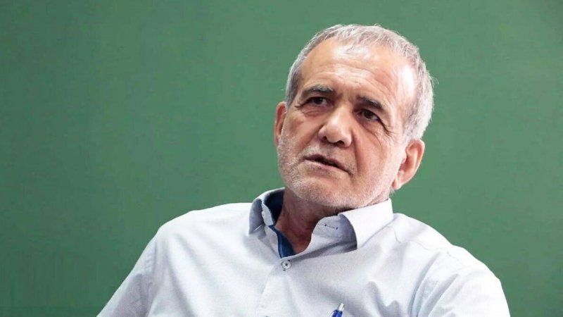 تصویری دیده نشده از پزشکیان در کنار همسر مرحومش + عکس