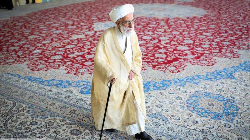 عکسی عجیب از آیت الله جنتی در بیت رهبری+ تصویر