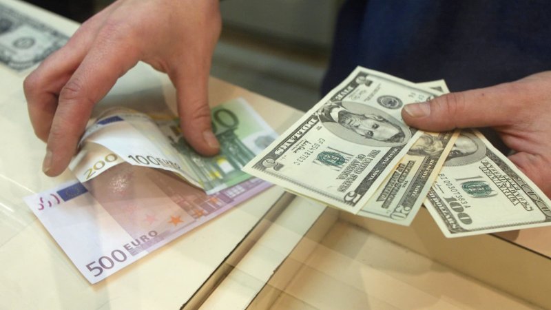 سقوط ارزش دلار نسبت به یورو به پایین‌ترین سطح ۹ ماه اخیر 