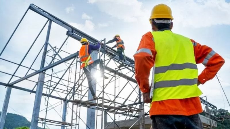 اقدام بی‌نظیر مسئول ساخت یک ساختمان در تهران؛ کشیدن پلاستیک روی خودروها!+ عکس