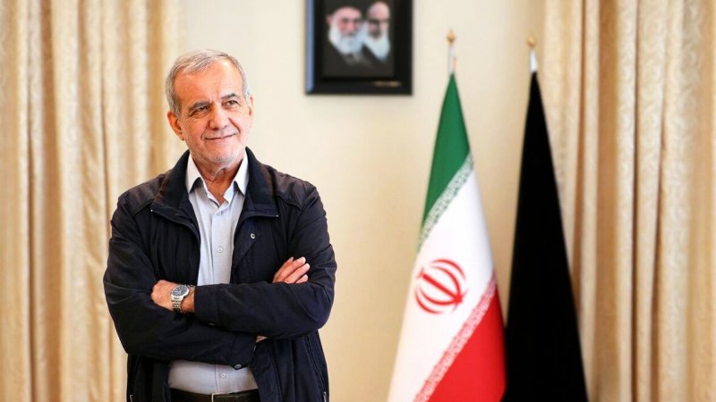 هندوانه‌خوری پزشکیان در مسیر پیاده‌روی زائران سوژه شد+ عکس