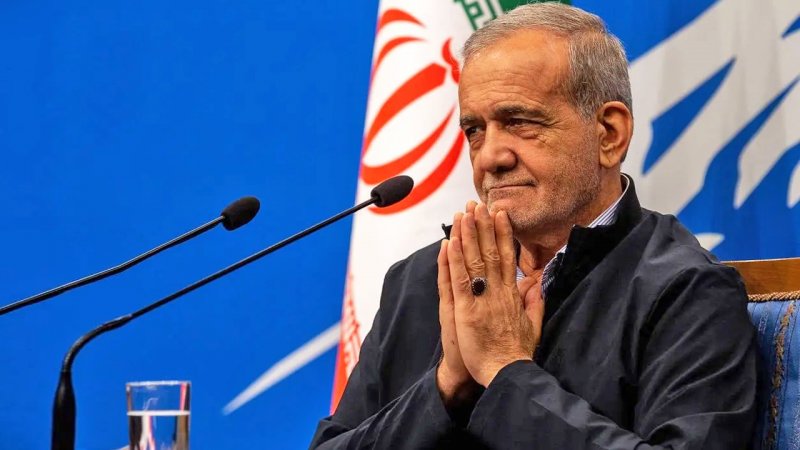 شوخی بامزه رئیس جمهور با خبرنگاری در حیاط دولت؛ خنده‌های خبرنگار پشت میکروفون+فیلم