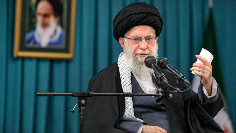 عکسی متفاوت از اهدای انگشتر توسط رهبر انقلاب به یک کودک خردسال+ تصویر