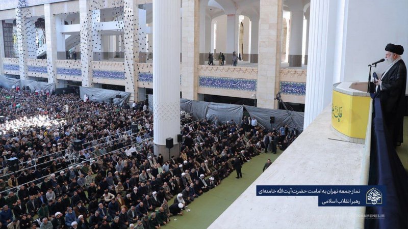 این اسلحه در دست رهبر انقلاب درهنگام ایراد خطبه های نماز جمعه چه معنایی داشت؟ +تصاویر