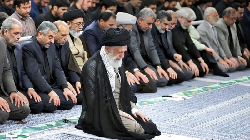 حضور کارگردان مشهور سینمای ایران در نماز جمعه تهران+ عکس