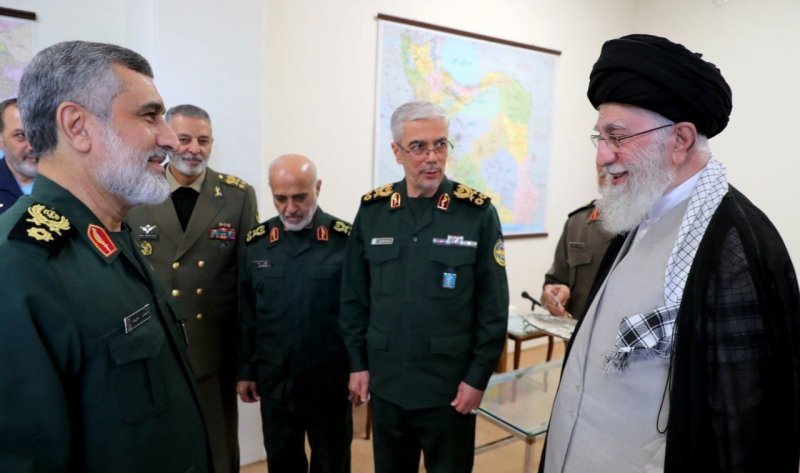 اعطای «نشان فتح» به سردار حاجی‌زاده از سوی فرمانده‌کل قوا + عکس