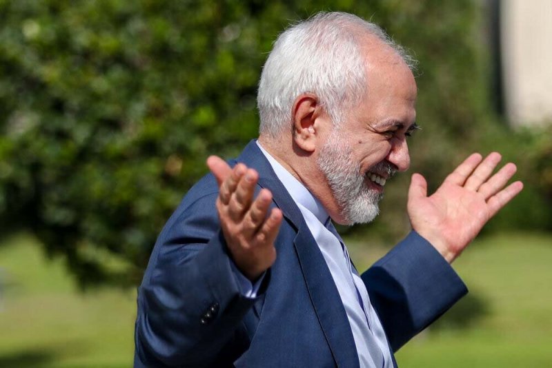 عکس جالب از تیپ غیررسمی ظریف در حیاط دولت