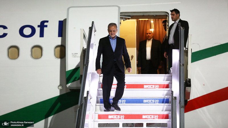 حادثه ناگهانی، تعادل مسعود پزشکیان در هنگام خروج از هواپیما از دست رفت! + فیلم