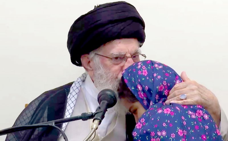  گفت‌وگو رهبر انقلاب با دختر خردسال شهید جهاندیده + فیلم