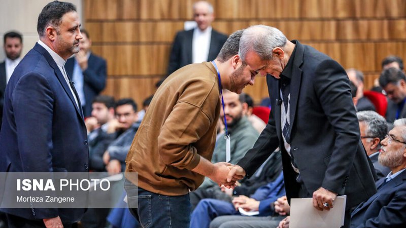 شوخی جالب پزشکیان با یکی از دانشجویان در دانشگاه شریف+ فیلم