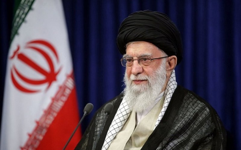 تصویری از دیدار سردار سلیمانی و خانوادهاش با رهبر انقلاب