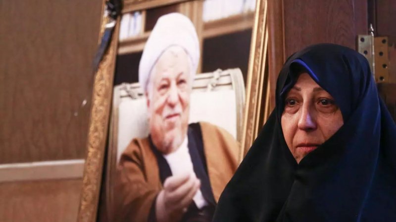 تصویری از تلفن همراه عجیب دختر هاشمی رفسنجانی در کمیته ملی المپیک+ عکس