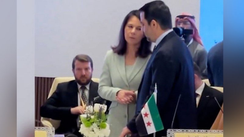 وزیر خارجه محمد الجولانی بالاخره با یک زن وزیر دست داد+ عکس