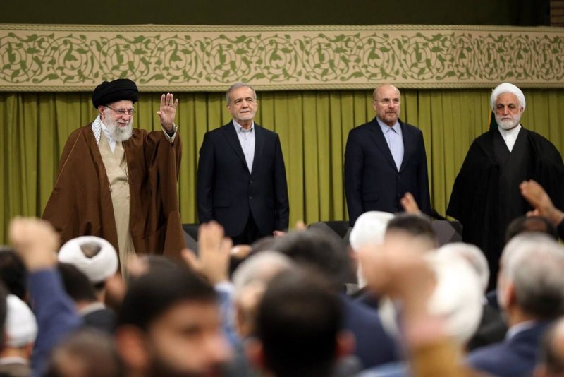 رهبر انقلاب: پشت لبخندهای دیپلماسی آمریکا باطن خبیث پنهان است، حواسمان باشد