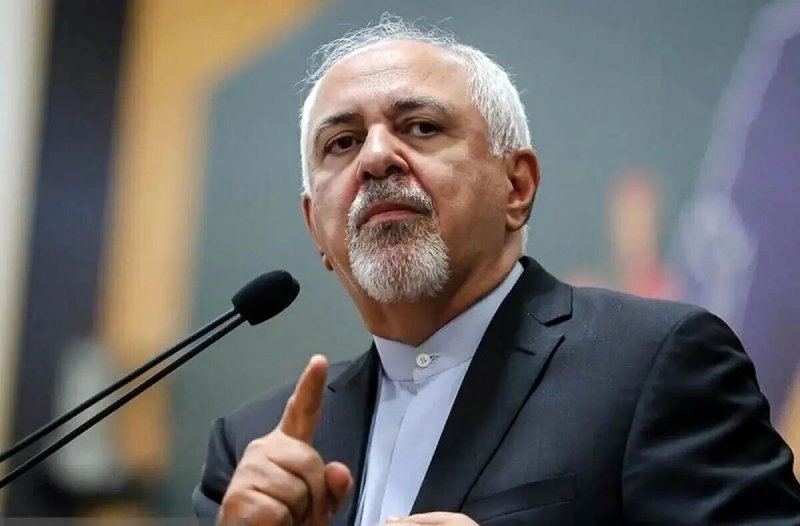 حضور ظریف در محل شهادت حاج قاسم سلیمانی در بغداد + عکس