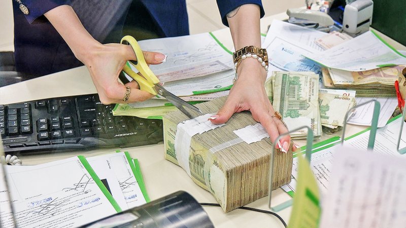 کارکنان دولت منتظر عیدی و پاداش باشند + عکس
